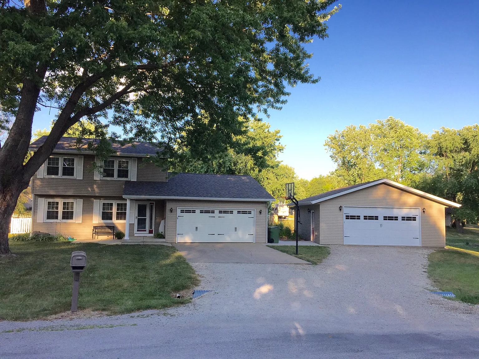 702 Hilltop Ct photo 1