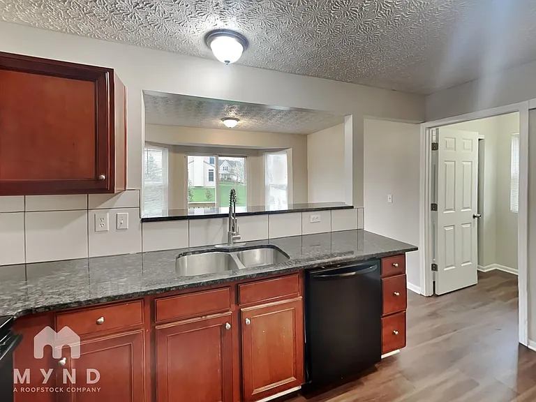 585 Allis Pl E — Photo 4