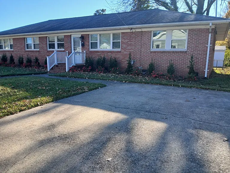 925 Hullview Ave — Photo 3