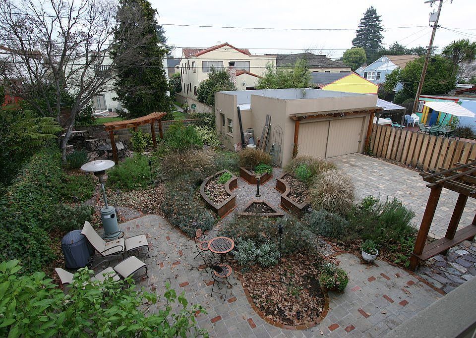 2nd image of 2957 Gibbons Dr