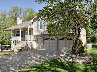 4048 SW Laharve Dr, Lees Summit, MO 64082