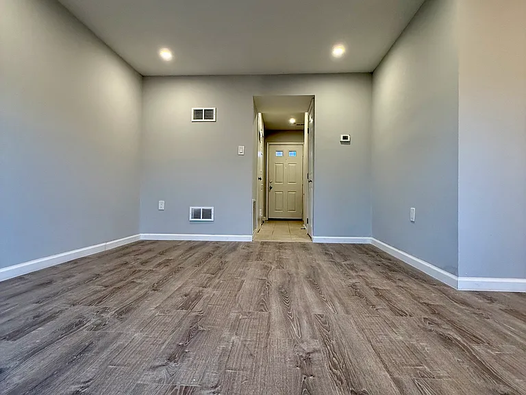 238 N Stevenson Sq — Photo 6