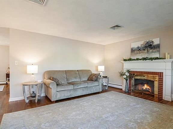4th image of 6 Peach Blossom Ln