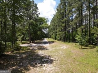 81 Quail Lake Dr, Swainsboro, GA 30401