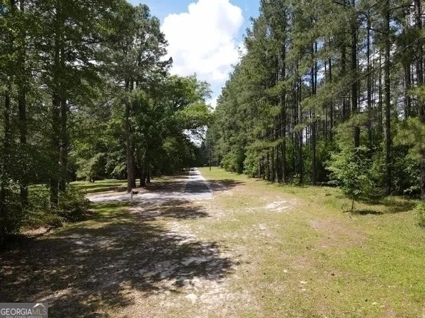 81 Quail Lake Dr, Swainsboro, GA 30401