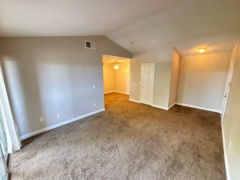 231 W Horizon Ridge Pkwy #124 — Photo 4