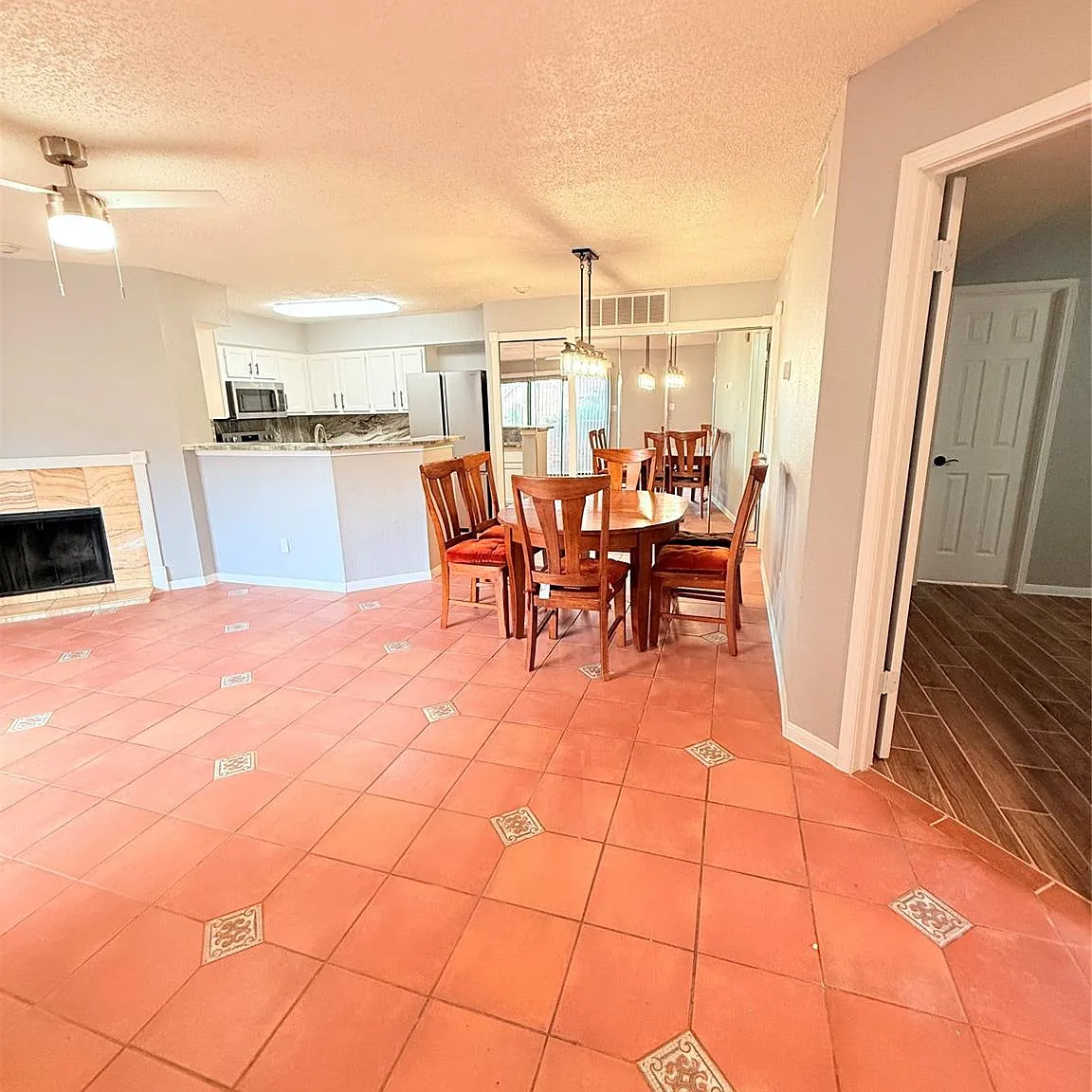 2 bed, 1.0 bath, 838 sqft, $1,599 — Photo 4