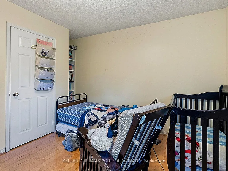 73 Jessica Gdns — Photo 36