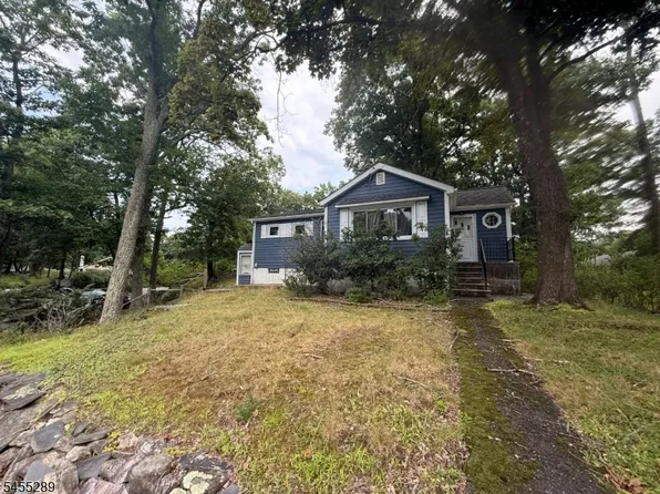 3 Illinois Trl, Hopatcong Boro, NJ 07843