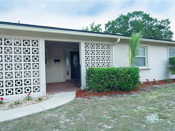 3rd image of 72 Carriage Hill Cir