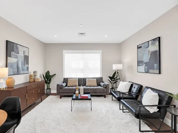 425 Lagrange St Unit 207, West Roxbury, MA 02132
