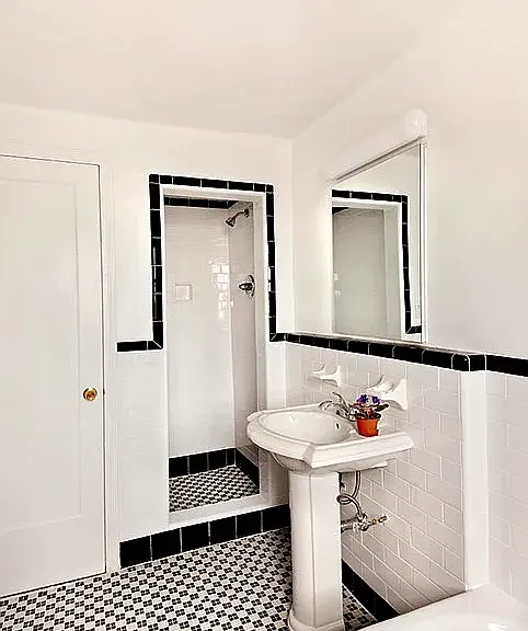 445 W 23rd St #5C — Photo 7