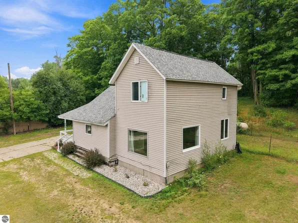 16767 3rd St, Copemish, MI 49625