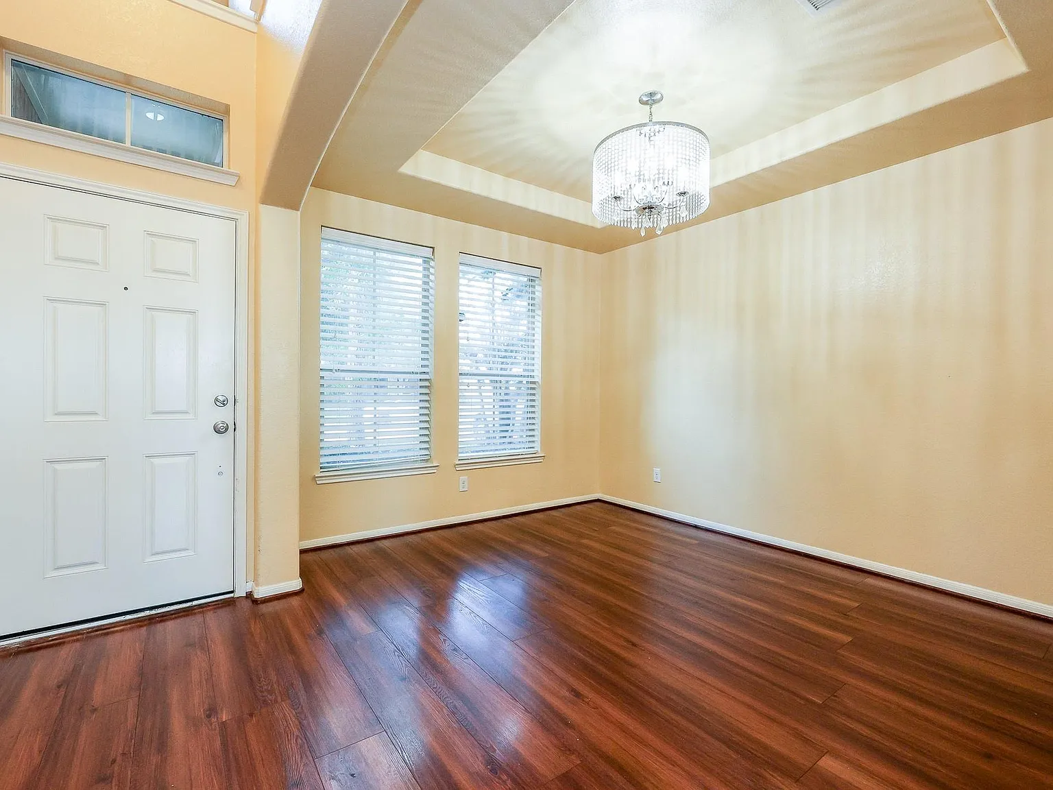 4 bed, 2.5 bath, 2037 sqft, $2,500 — Photo 2