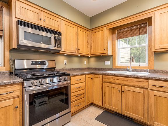 Maple cabinets/gas range