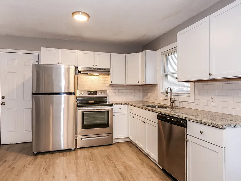 775358_022_kitchen_13395982.jpg