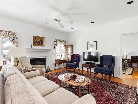 3rd image of 4909 Lakemere Ct