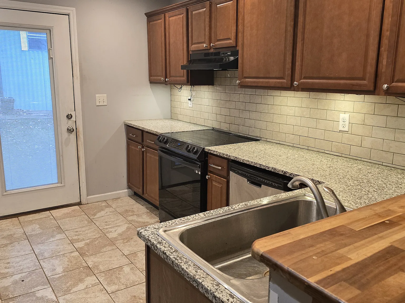 3 bed, 1008 sqft, $1,800 — Photo 2