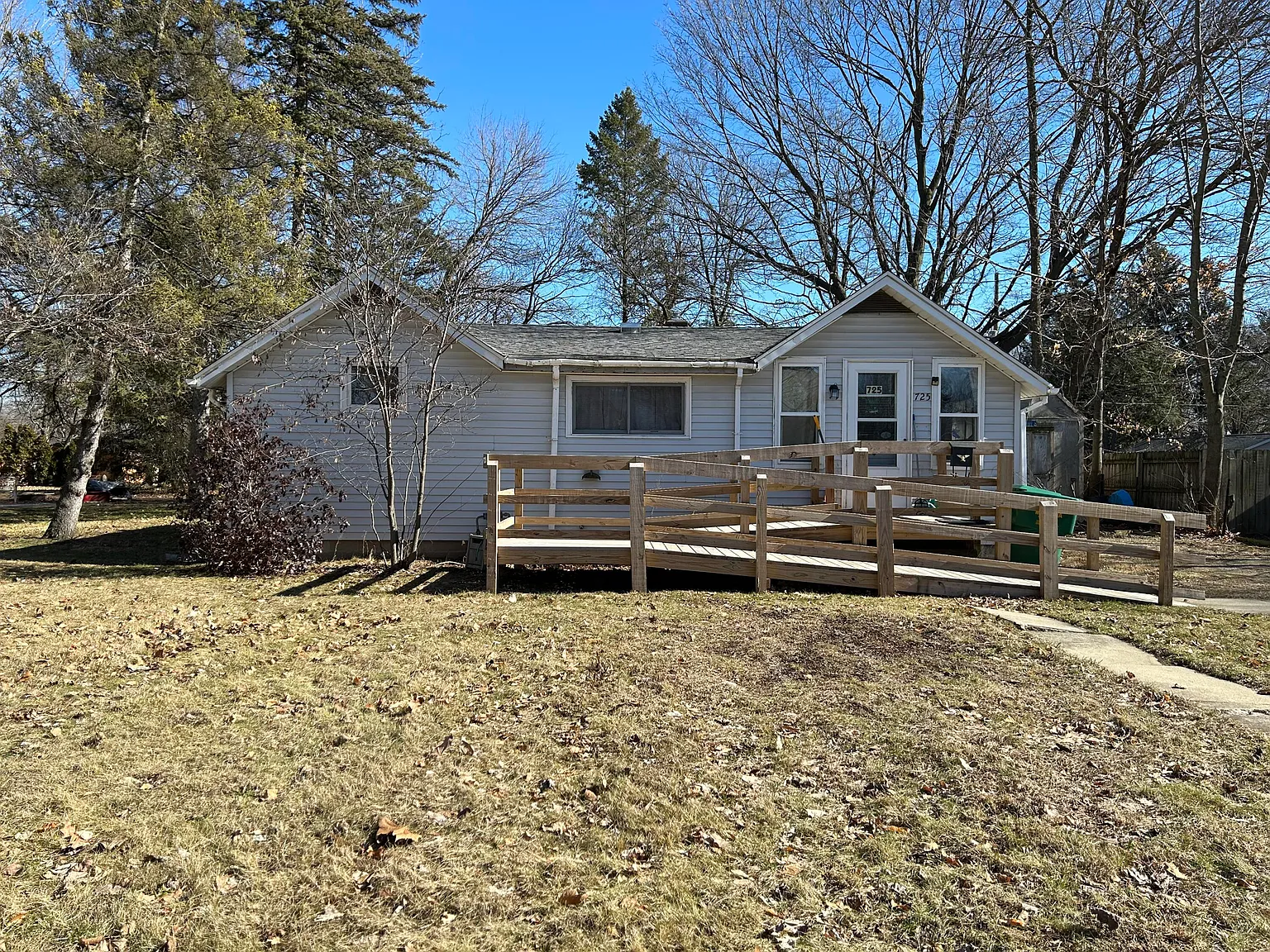 725 White Pigeon Rd photo 1