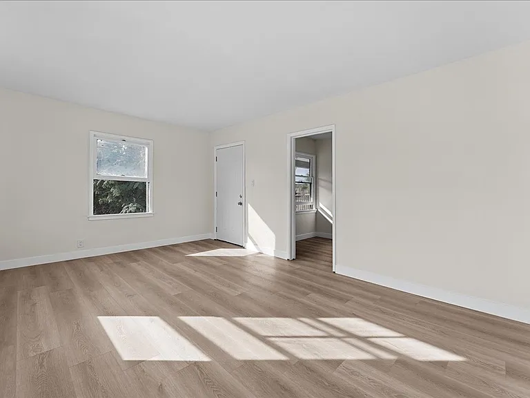 1922 Locust Ave #8 — Photo 2