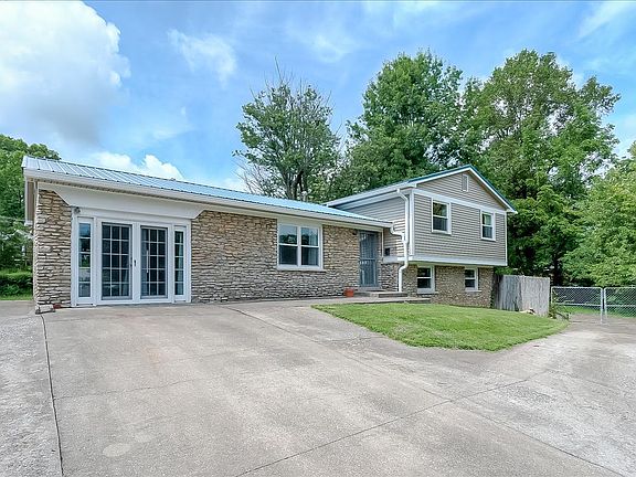2nd image of 210 Knollwood Pl