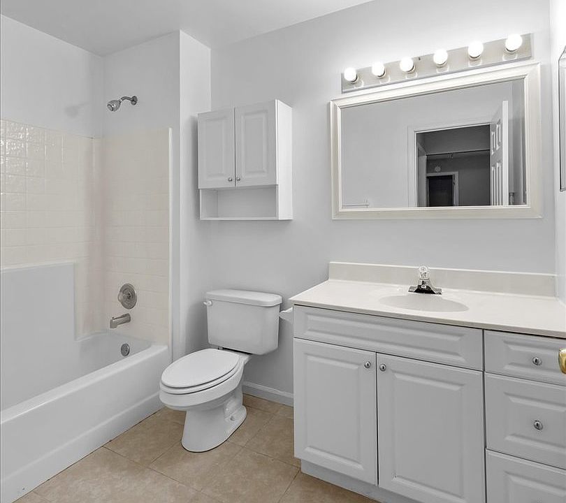 2nd image of 493 E Elm St #493