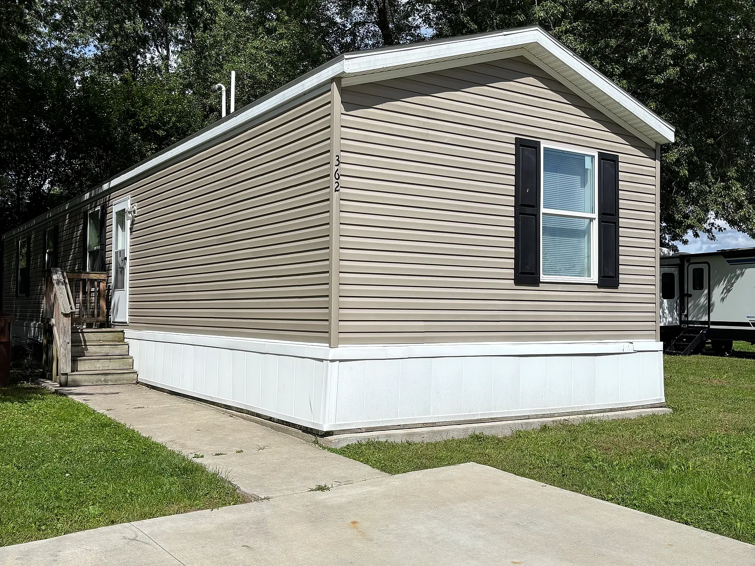 3 bed, 1056 sqft, $1,005 — Photo 1