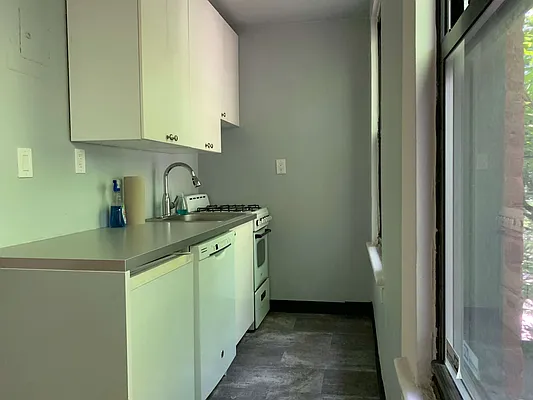 Rented by New York Realty Minimax Inc | media 8