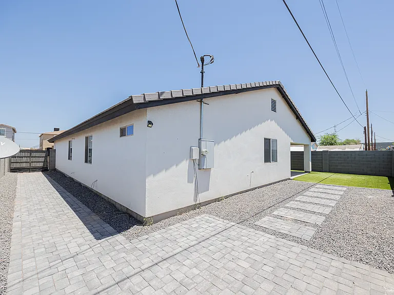 2547 E Illini St — Photo 27