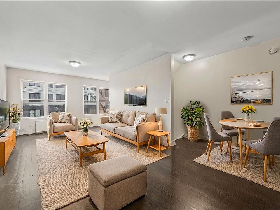 MASSIVE LIVING ROOM (STAGED)