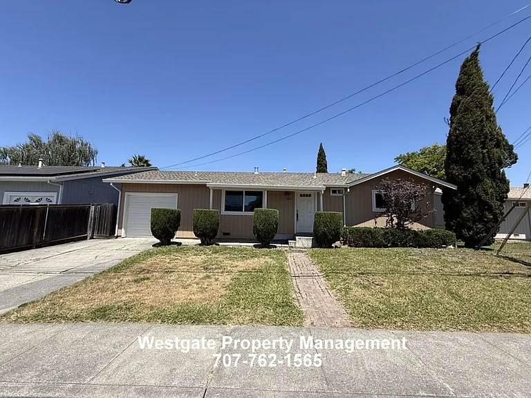 1340 Ramona Ln — Photo 2