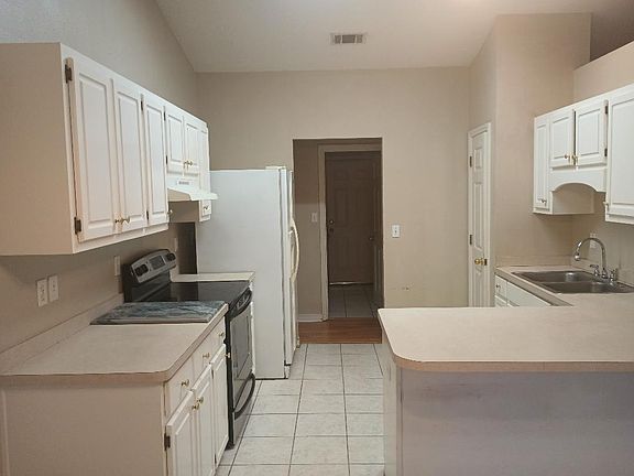 kitchen - stove, dishwasher, pantry