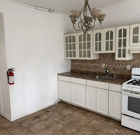 4th image of 590 Walnut St