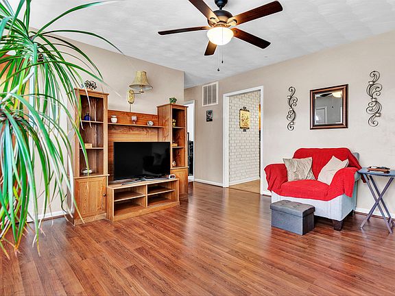 4th image of 596 Stacie Dr