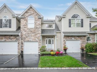 95 Manitou Trl, Kings Park, NY 11754