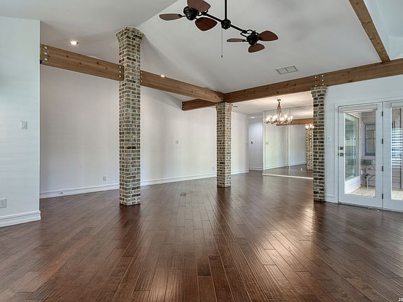 4th image of 101 Campden Cir