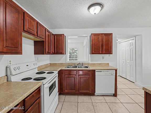 5th image of 341 East Dr