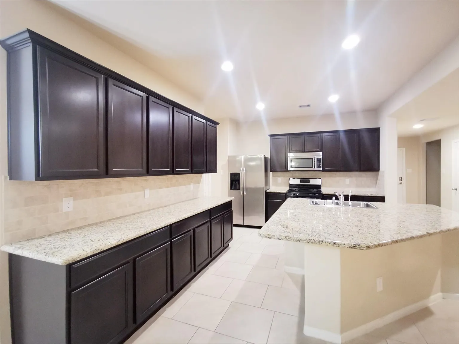 4 bed, 2.0 bath, 2098 sqft, $2,150 — Photo 2