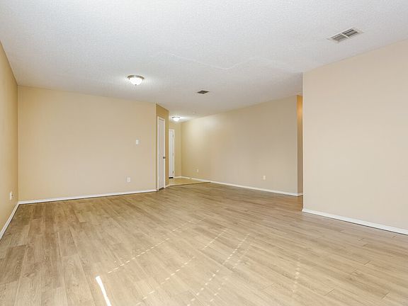 4th image of 2613 Cresthaven Dr