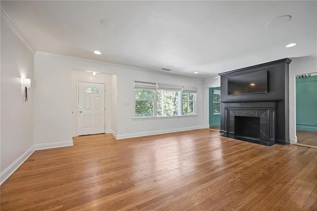 4 bed, 3.0 bath, 2200 sqft, $2,700 — Photo 2