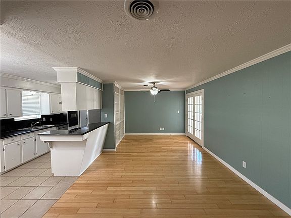 4th image of 1011 Glade St