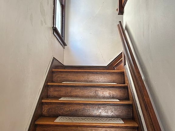 2nd image of 187 Alden Ave #2FL