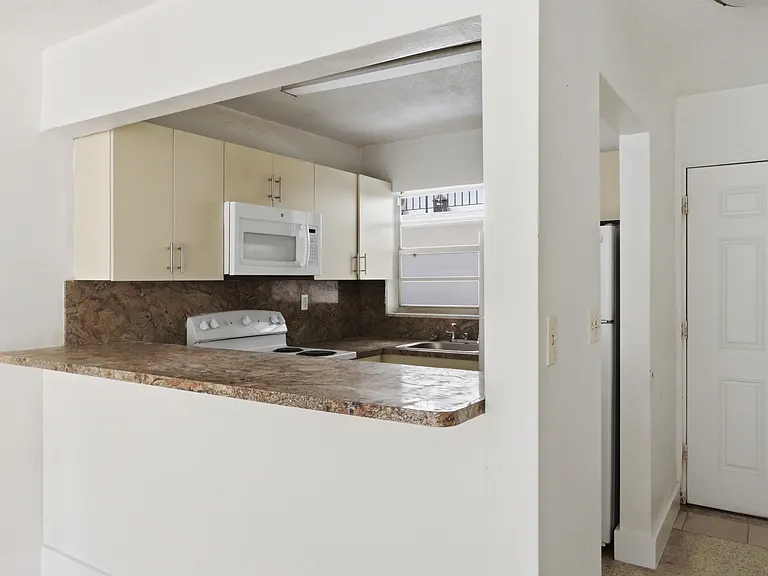 405 W 11th St #5 — Photo 17