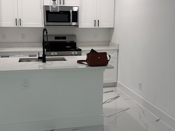 4th image of 4789 Golfview Blvd