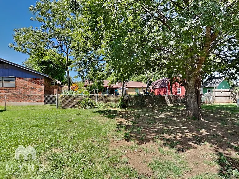 904 Redbud St — Photo 27