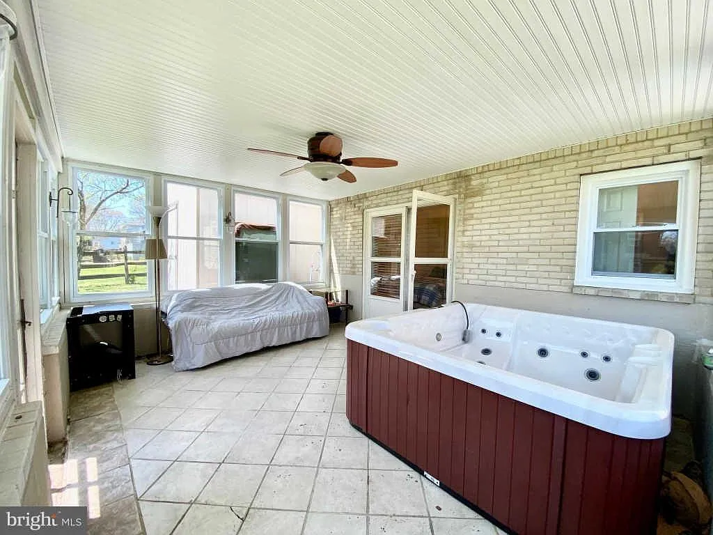 5 bed, 2.5 bath, 2896 sqft, $3,500 — Photo 3