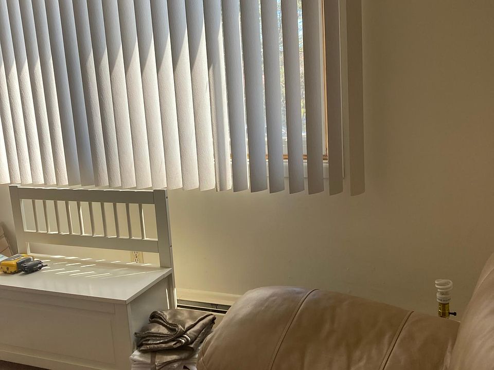 Bright 2nd bedroom or office