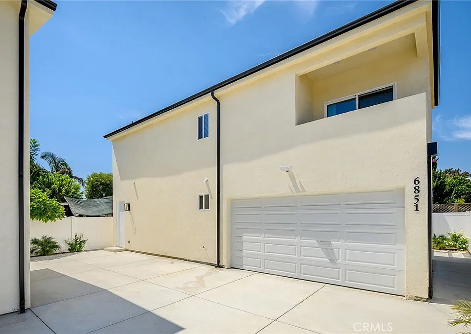 6851 De Celis Pl