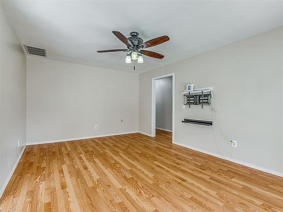 5th image of 802 Glenwood Dr