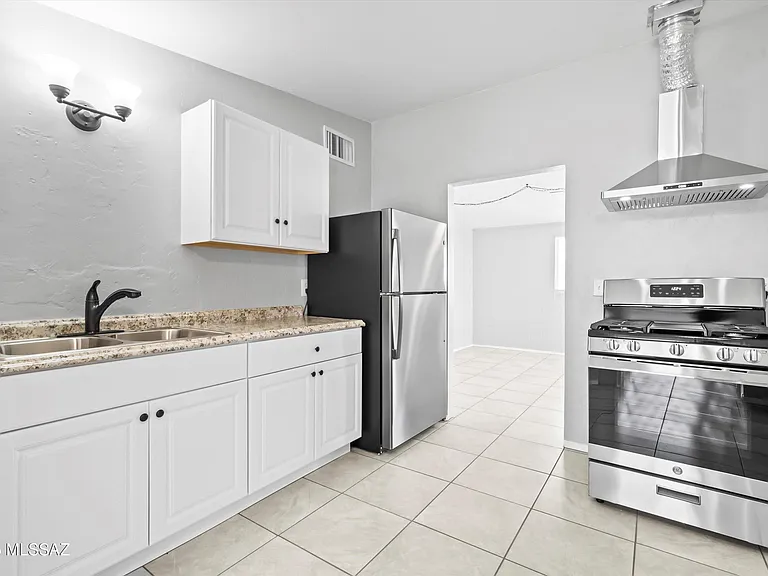 202 S Avenue C — Photo 9